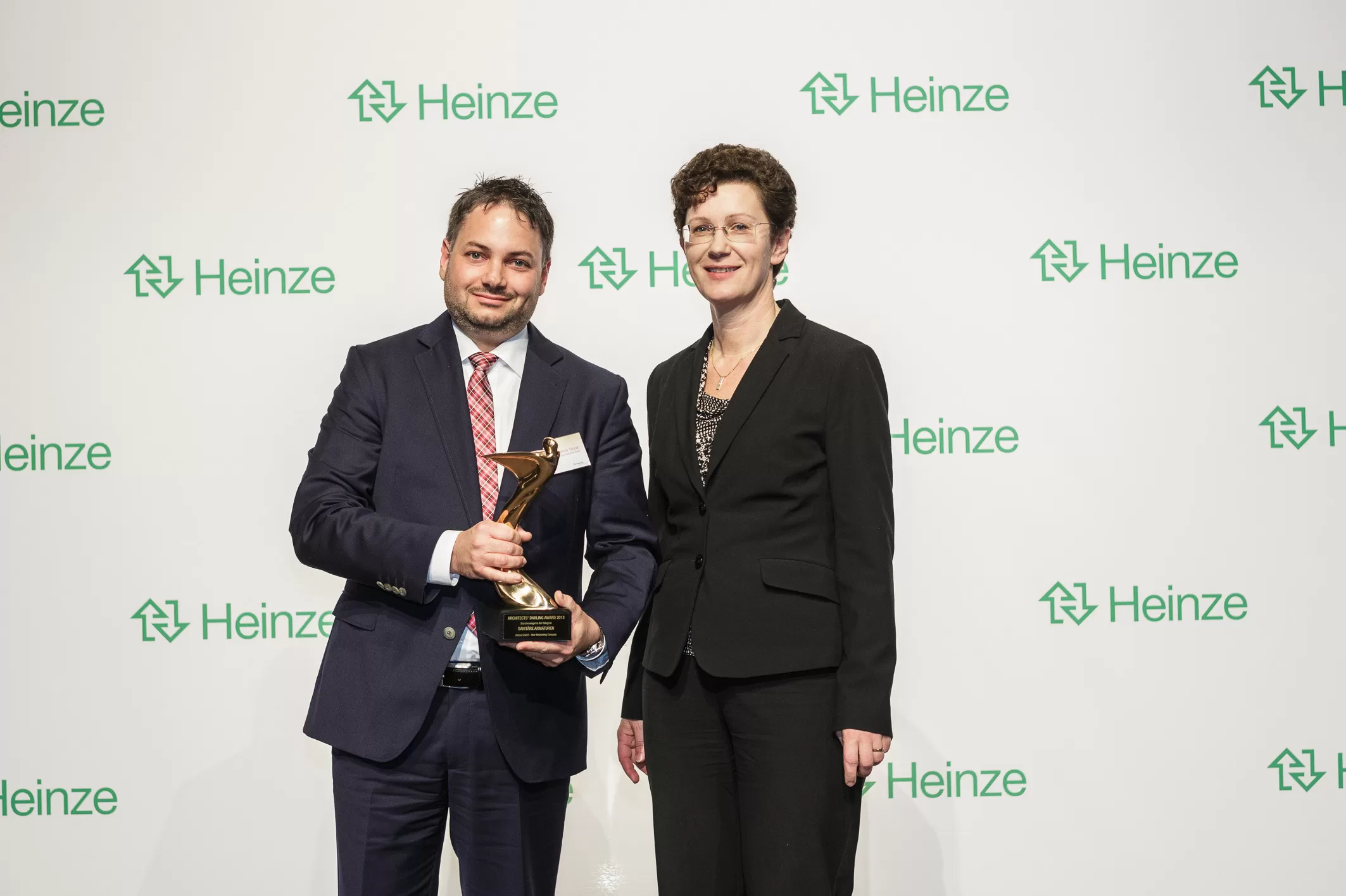 Dominik Tanner and Carola Husemann accept the award on behalf of Hansgrohe.