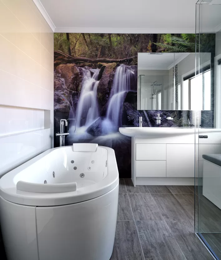VR Art Glass Main Bathroom featuring 'Waterfall' (3)