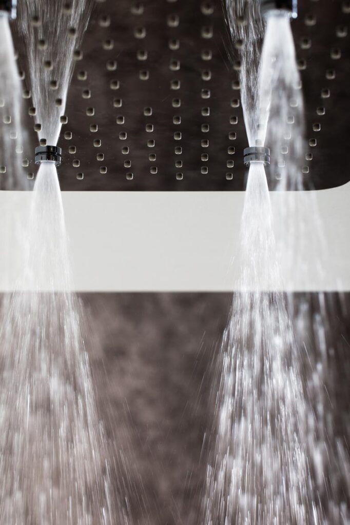 Graff Aqua Sense ceiling mounted showerhead in stainless steel with rain and mist functions. Dimensions: 500 x 350 cm.